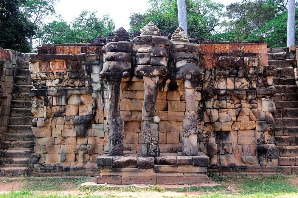 angkor thom elephant terrace sculptures